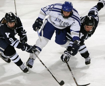 乐鱼网站-季票球迷为保护女孩在火车上被捅至重伤，森林老板负担费用，火车上的女孩